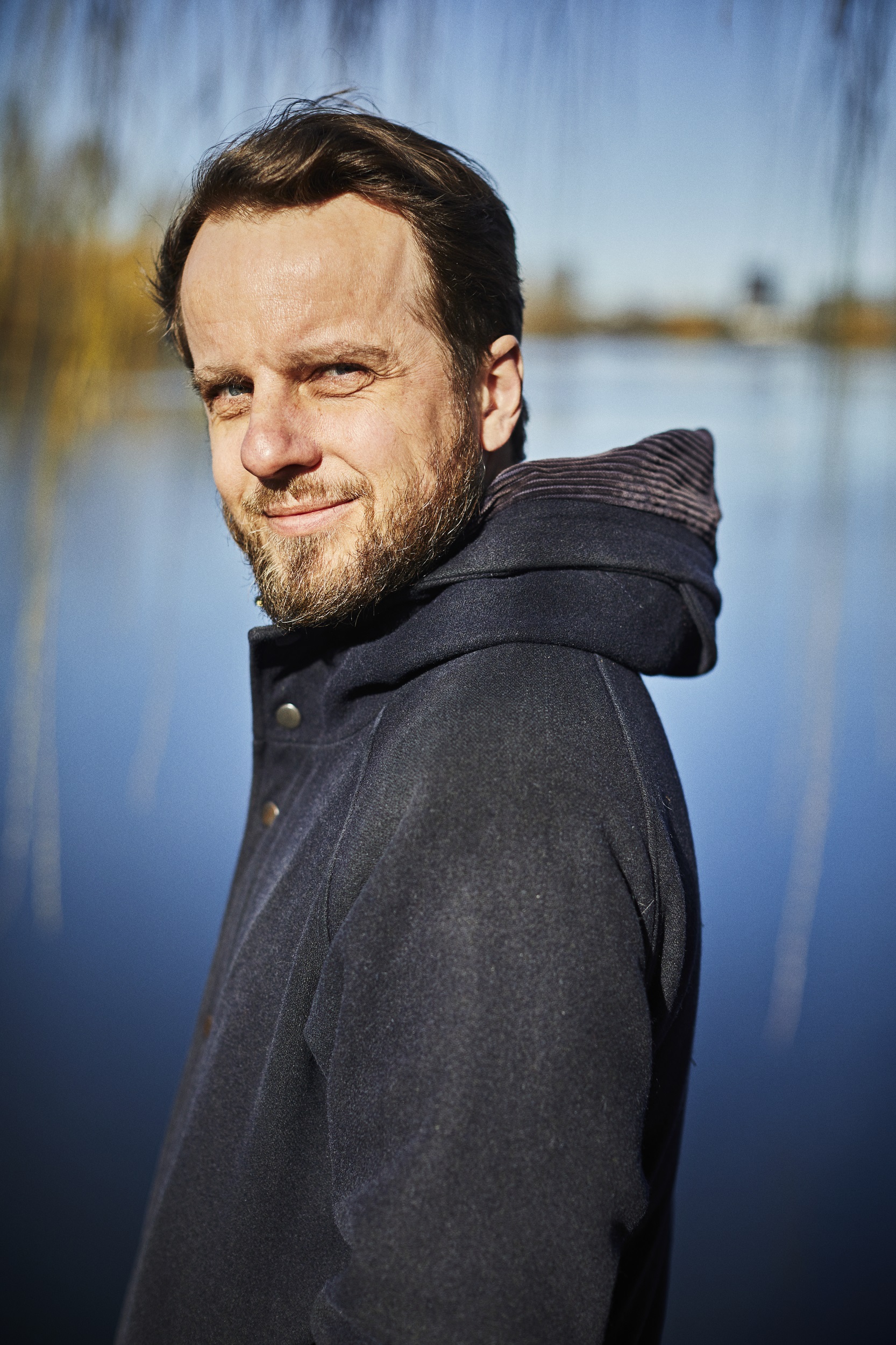 Et portrætfoto af Christoffer Zeuthen, en pålidelig og erfaren terapeut, der er dedikeret til at hjælpe sine klienter med at forbedre deres velvære og leve gladere og med mere trivsel.